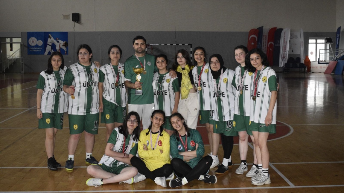Kız Futsal Takımımız üst üste 3. Kez ilçe Şampiyonu oldu.